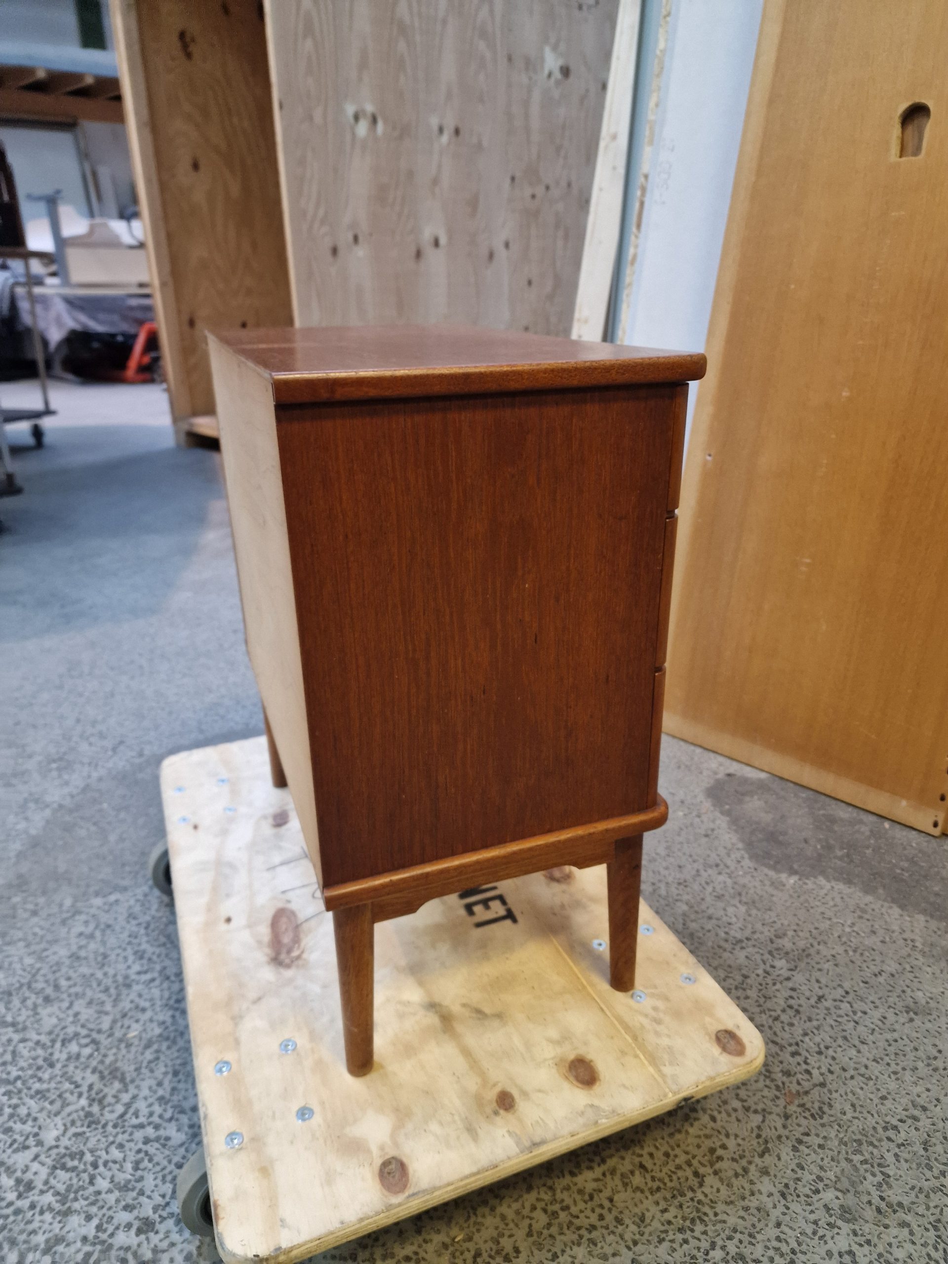 Kommode med tre skuffer, runde hjørner, massive greb og stel af massiv egetræ - Image 7