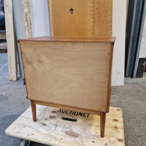 Kommode med tre skuffer, runde hjørner, massive greb og stel af massiv egetræ - Image 6