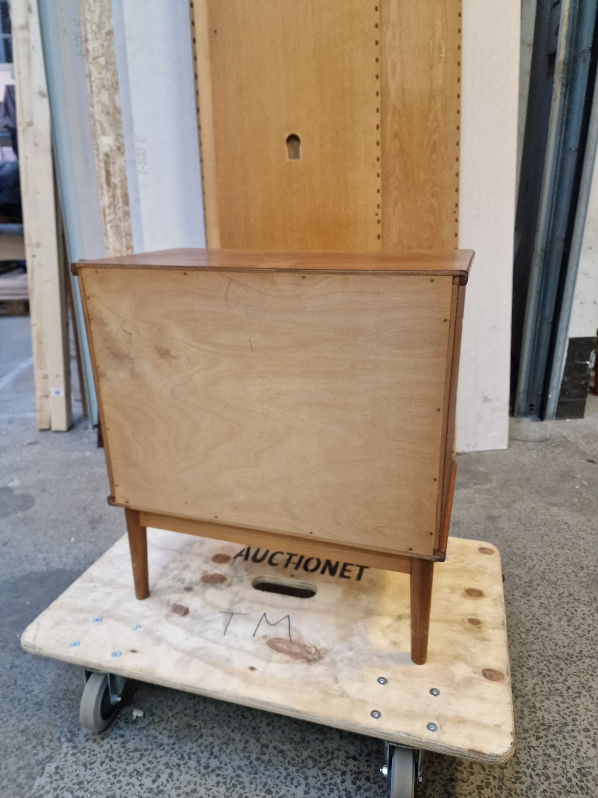 Kommode med tre skuffer, runde hjørner, massive greb og stel af massiv egetræ - Image 6