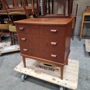 Kommode med tre skuffer, runde hjørner, massive greb og stel af massiv egetræ - Image 1