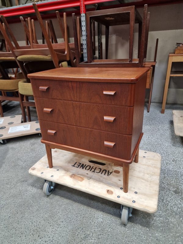 Kommode med tre skuffer, runde hjørner, massive greb og stel af massiv egetræ