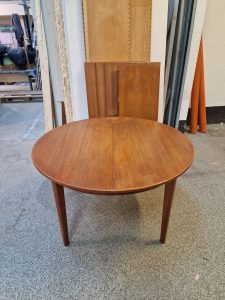 Rundt spisebord i teak med 4 tillægsplader