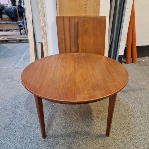 Rundt spisebord i teak med 4 tillægsplader