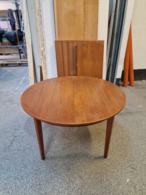 Rundt spisebord i teak med 4 tillægsplader
