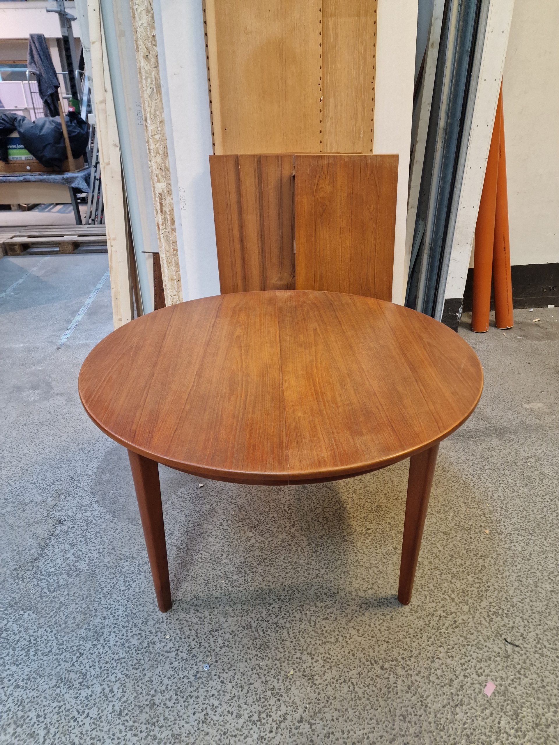 Rundt spisebord i teak med 4 tillægsplader - Image 1