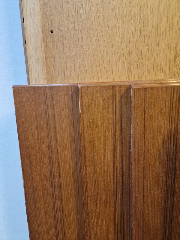 Rundt spisebord i teak med 4 tillægsplader