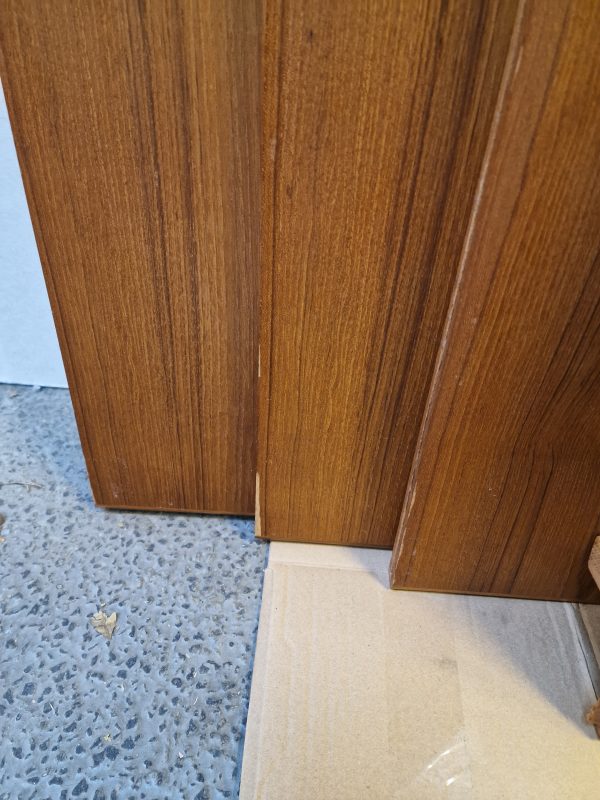 Rundt spisebord i teak med 4 tillægsplader