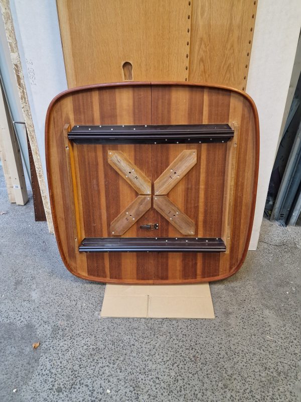 Semi rundt spisebord med en tillægsplade teak