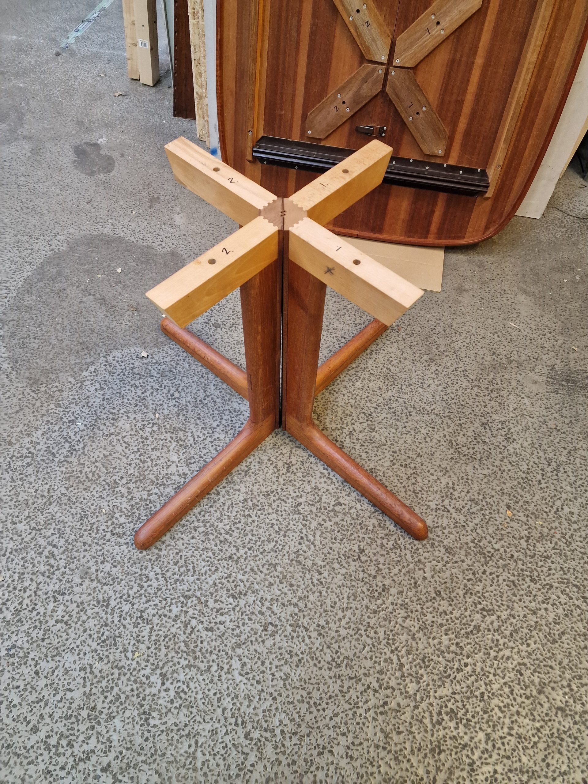 Semi rundt spisebord med en tillægsplade teak - Image 3