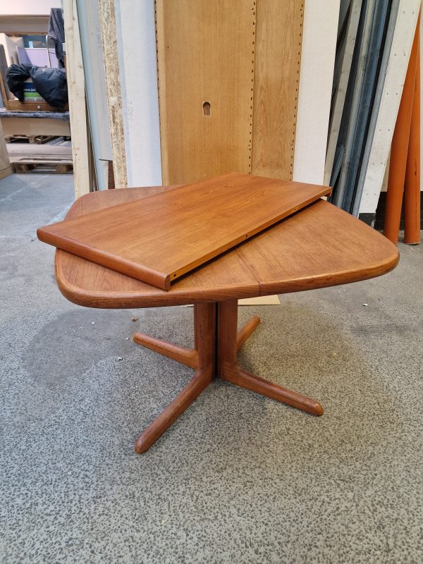 Semi rundt spisebord med en tillægsplade teak