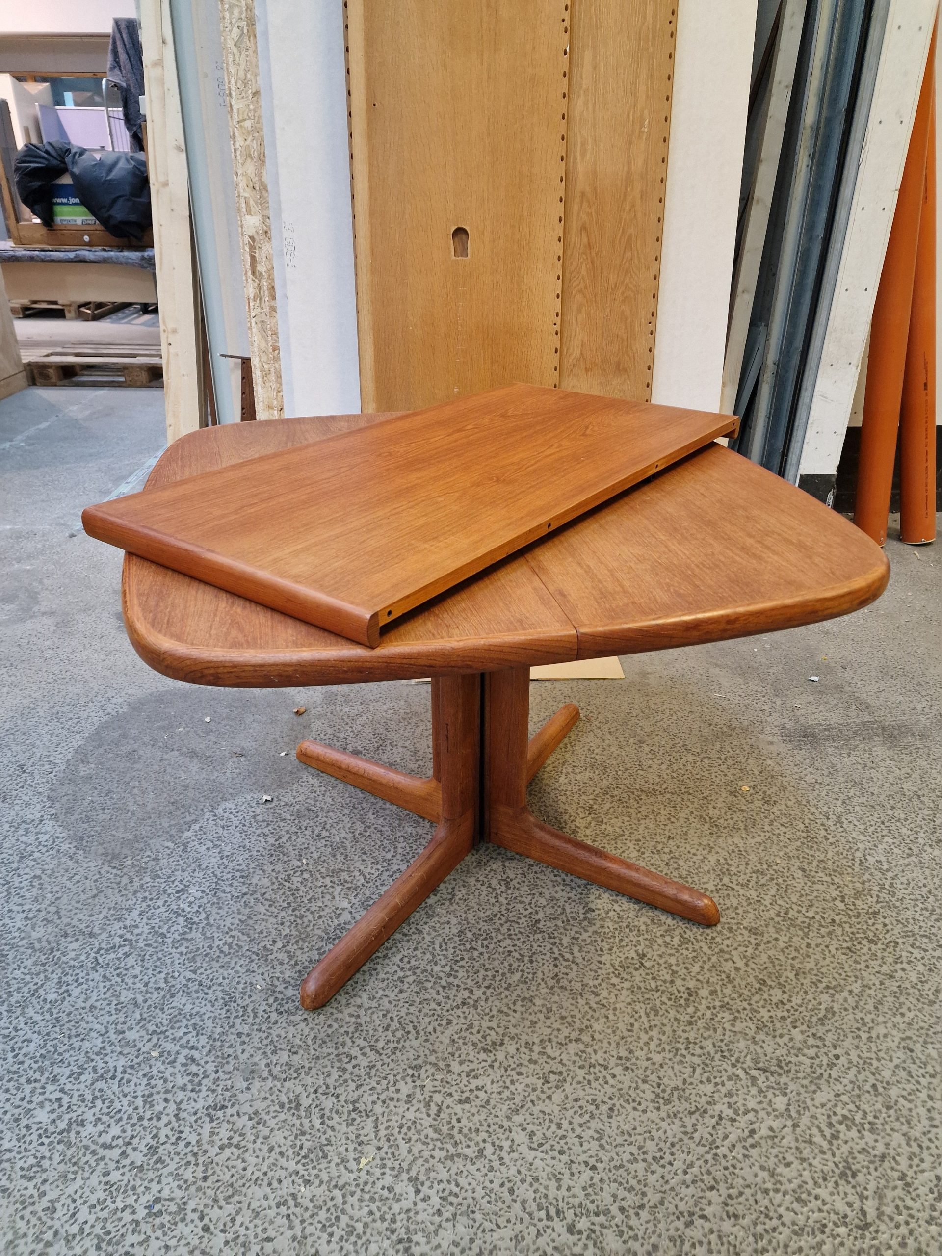 Semi rundt spisebord med en tillægsplade teak - Image 1