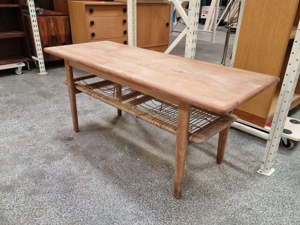 Sofabordi teak og egetræ med flethylde, til renovering