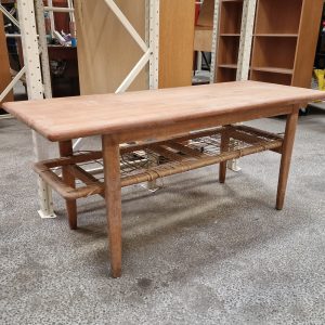 Sofabordi teak og egetræ med flethylde, til renovering - Image 1