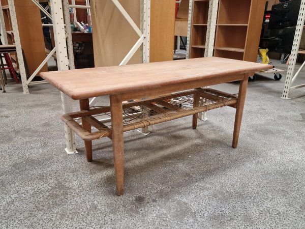 Sofabordi teak og egetræ med flethylde, til renovering