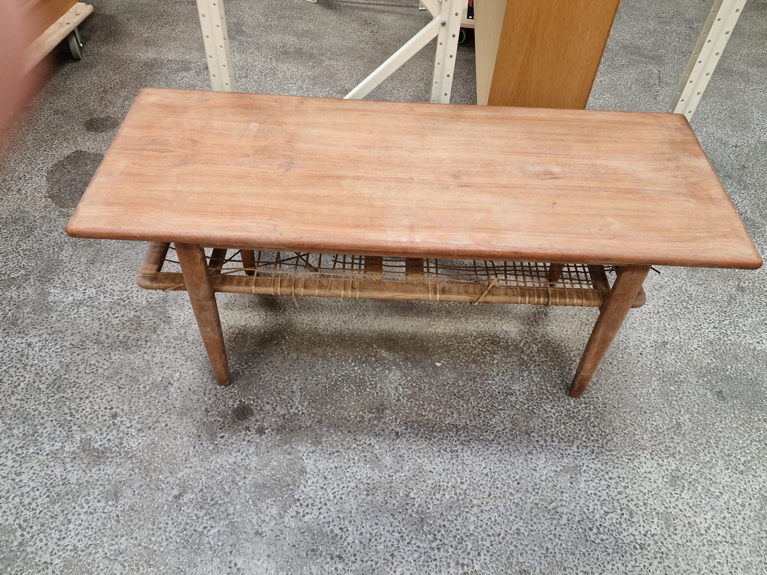 Sofabordi teak og egetræ med flethylde, til renovering - Image 2