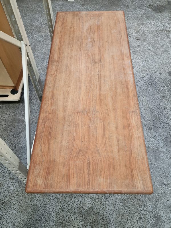 Sofabordi teak og egetræ med flethylde, til renovering