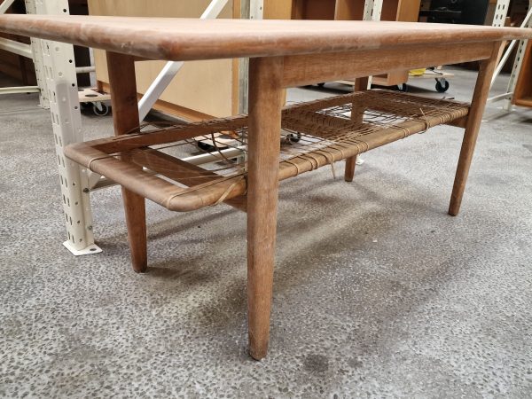 Sofabordi teak og egetræ med flethylde, til renovering