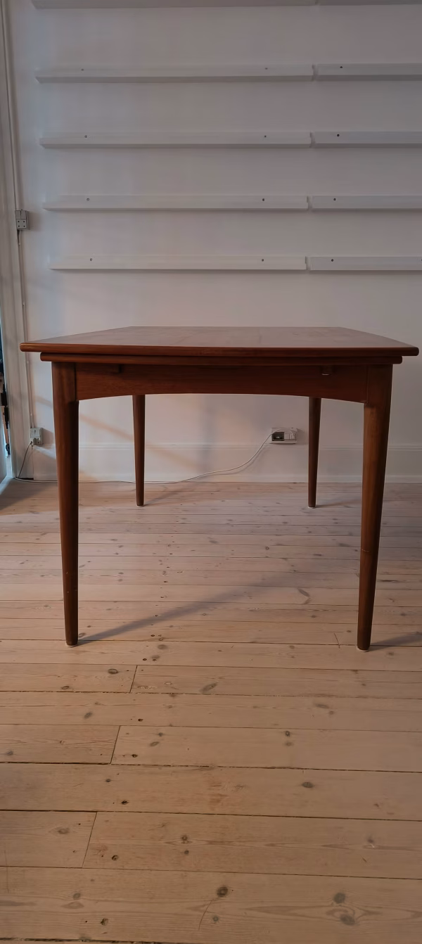 Spisebord i teak med hollandsk udtræk, bådformet