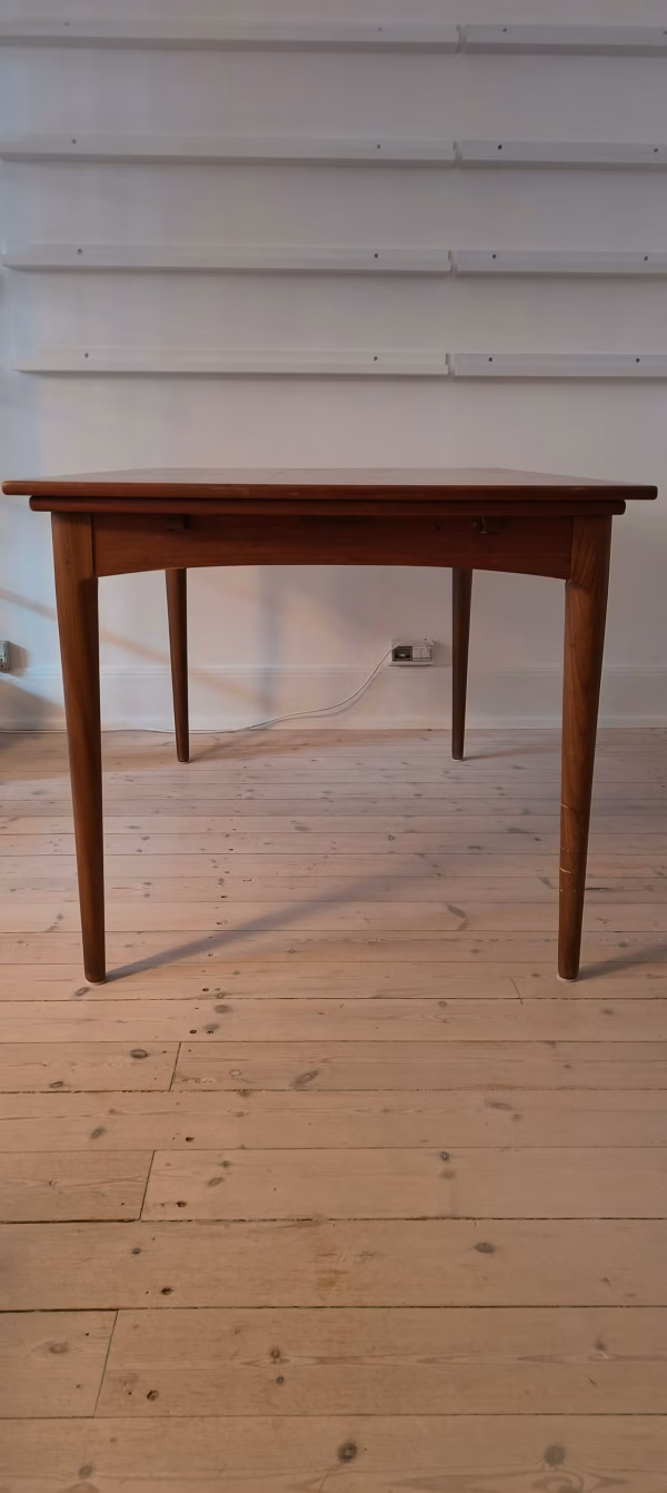 Spisebord i teak med hollandsk udtræk, bådformet