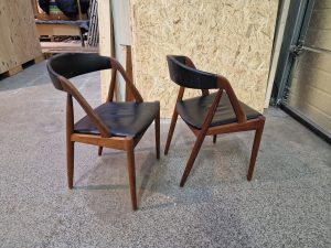 To spisestole i teak model 31 af Kai Kristiansen