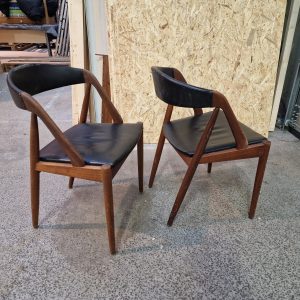 To spisestole i teak model 31 af Kai Kristiansen