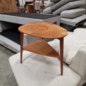 Sofabord i teak med hylde