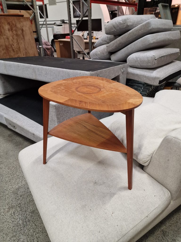 Sofabord i teak med hylde