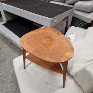 Sofabord i teak med hylde