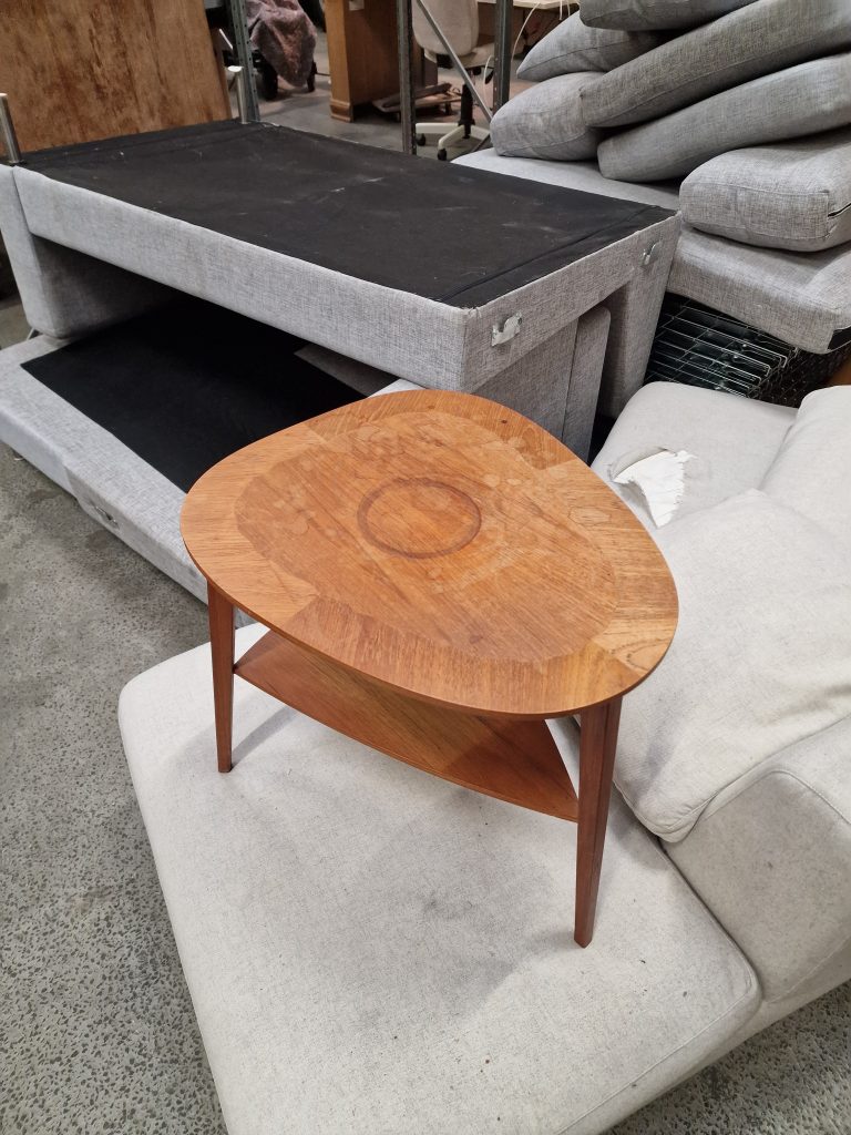 Sofabord i teak med hylde