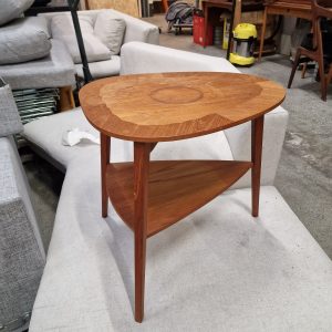 Sofabord i teak med hylde