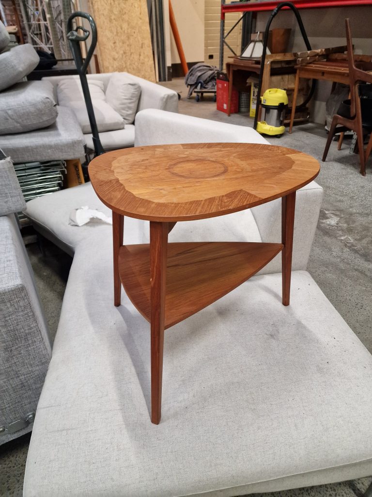 Sofabord i teak med hylde