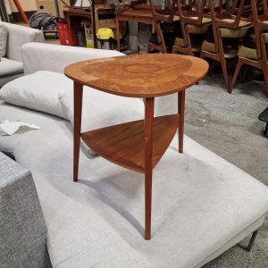 Sofabord i teak med hylde