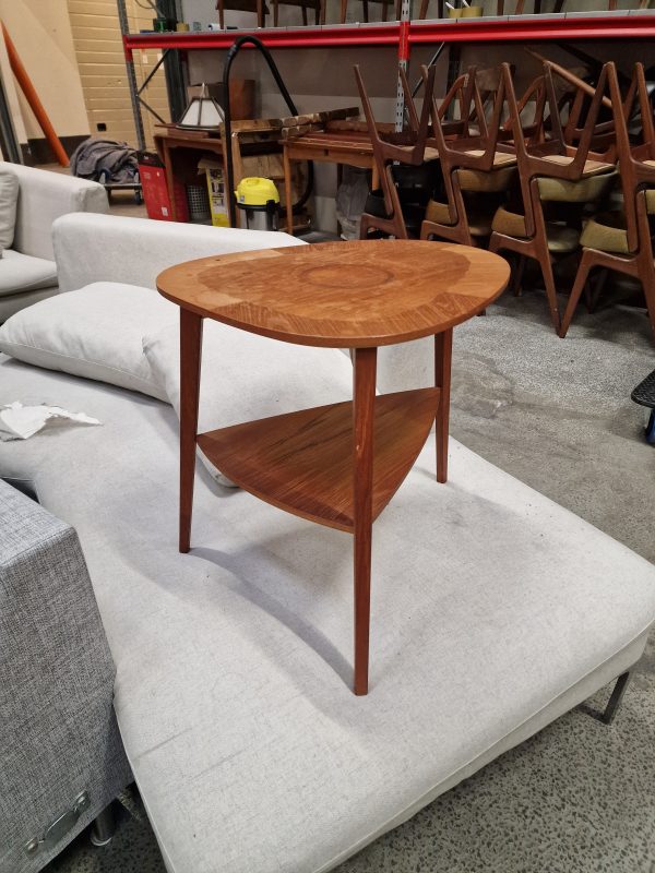 Sofabord i teak med hylde