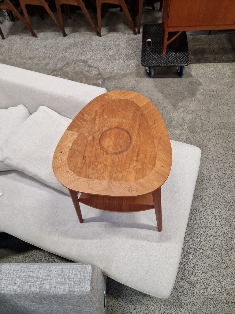 Sofabord i teak med hylde