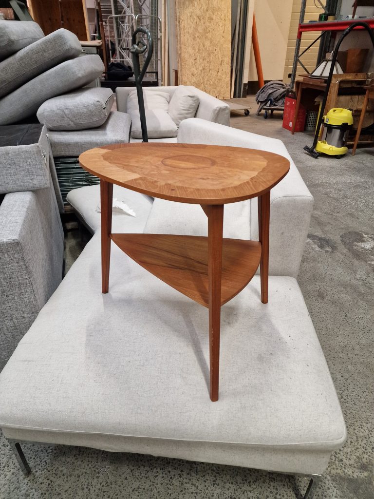 Sofabord i teak med hylde