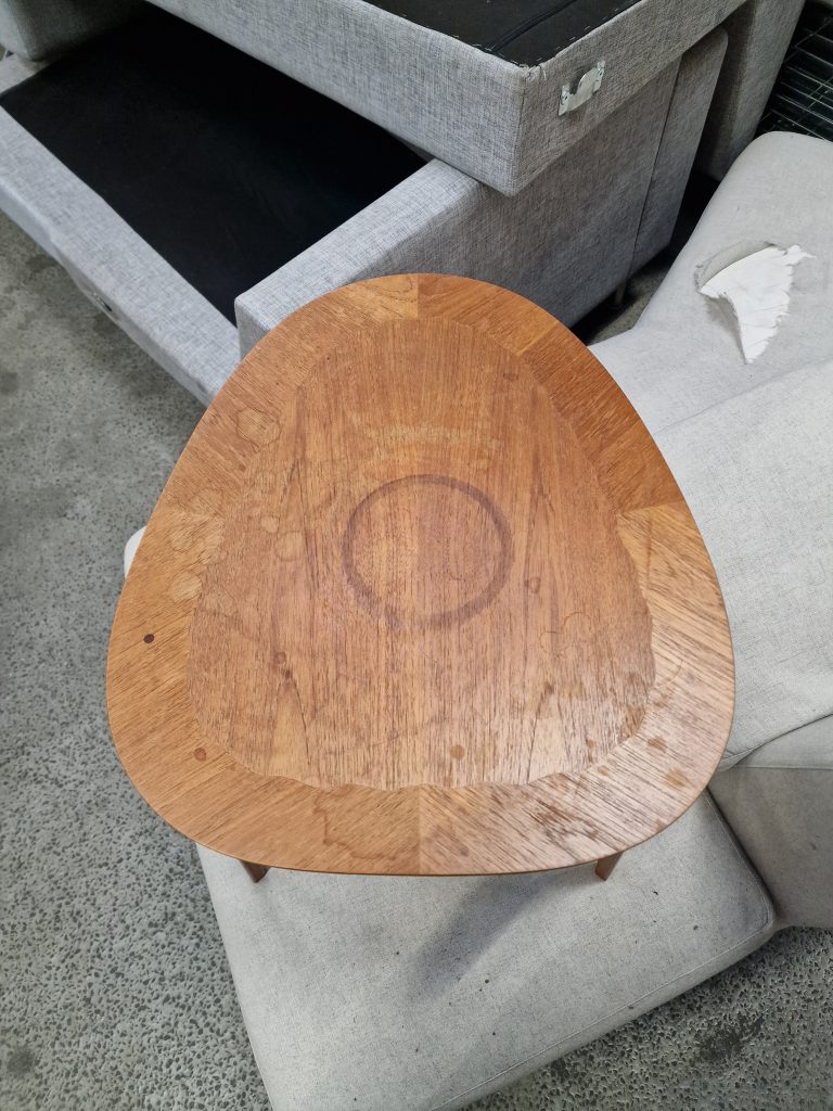 Sofabord i teak med hylde