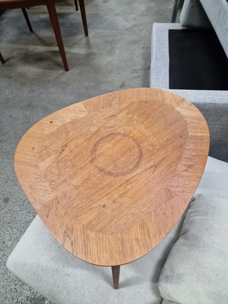 Sofabord i teak med hylde