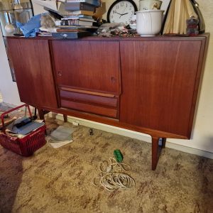 Dækketøjsskab i teak med udtræksbar