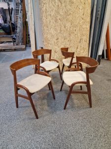 Fire spisestole med buet ryg i teak, til ompolstring