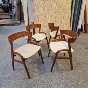 Fire spisestole med buet ryg i teak, til ompolstring