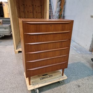 Kommode i teak med seks skuffer