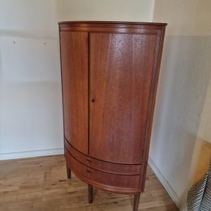 Hjørneskab, buet front, teak