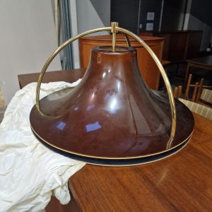 JO HAMMERBORG. "Single" loftspendel, skærm af brun akryl, ophæng af messing, Fog & Mørup, Danmark, 1977