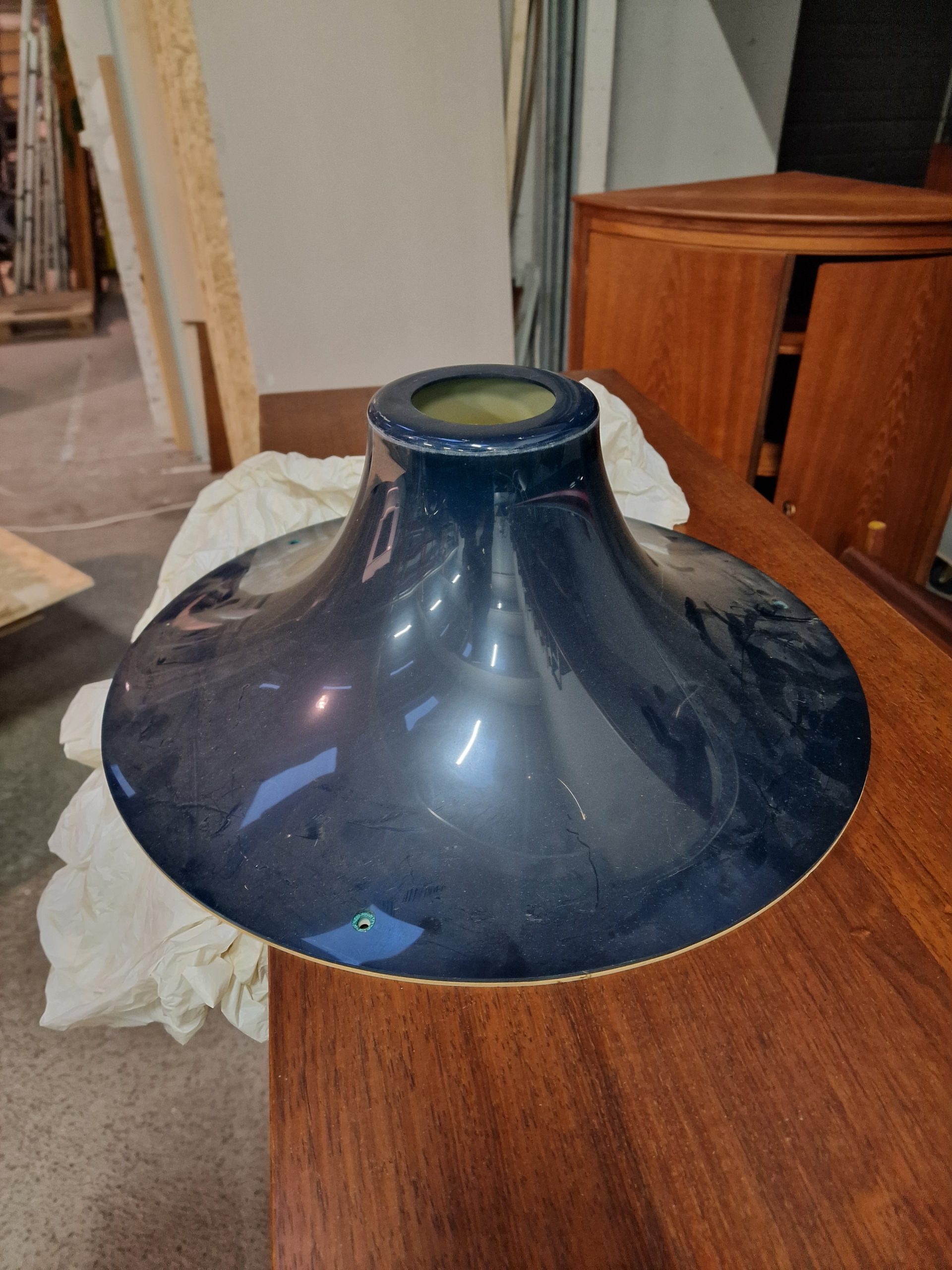 JO HAMMERBORG. "Single" loftspendel, skærm af brun akryl, ophæng af messing, Fog & Mørup, Danmark, 1977 - Image 3