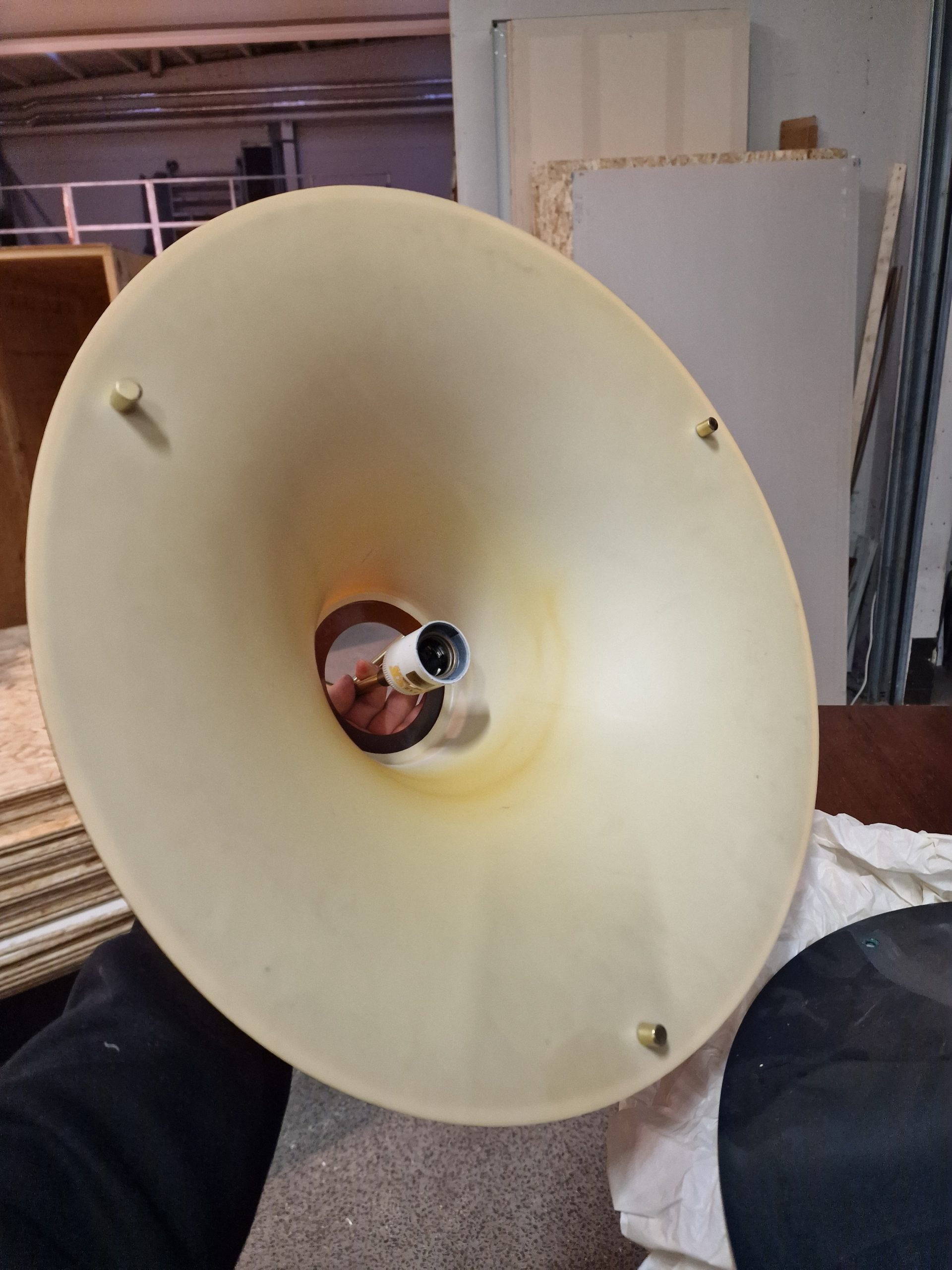 JO HAMMERBORG. "Single" loftspendel, skærm af brun akryl, ophæng af messing, Fog & Mørup, Danmark, 1977 - Image 2