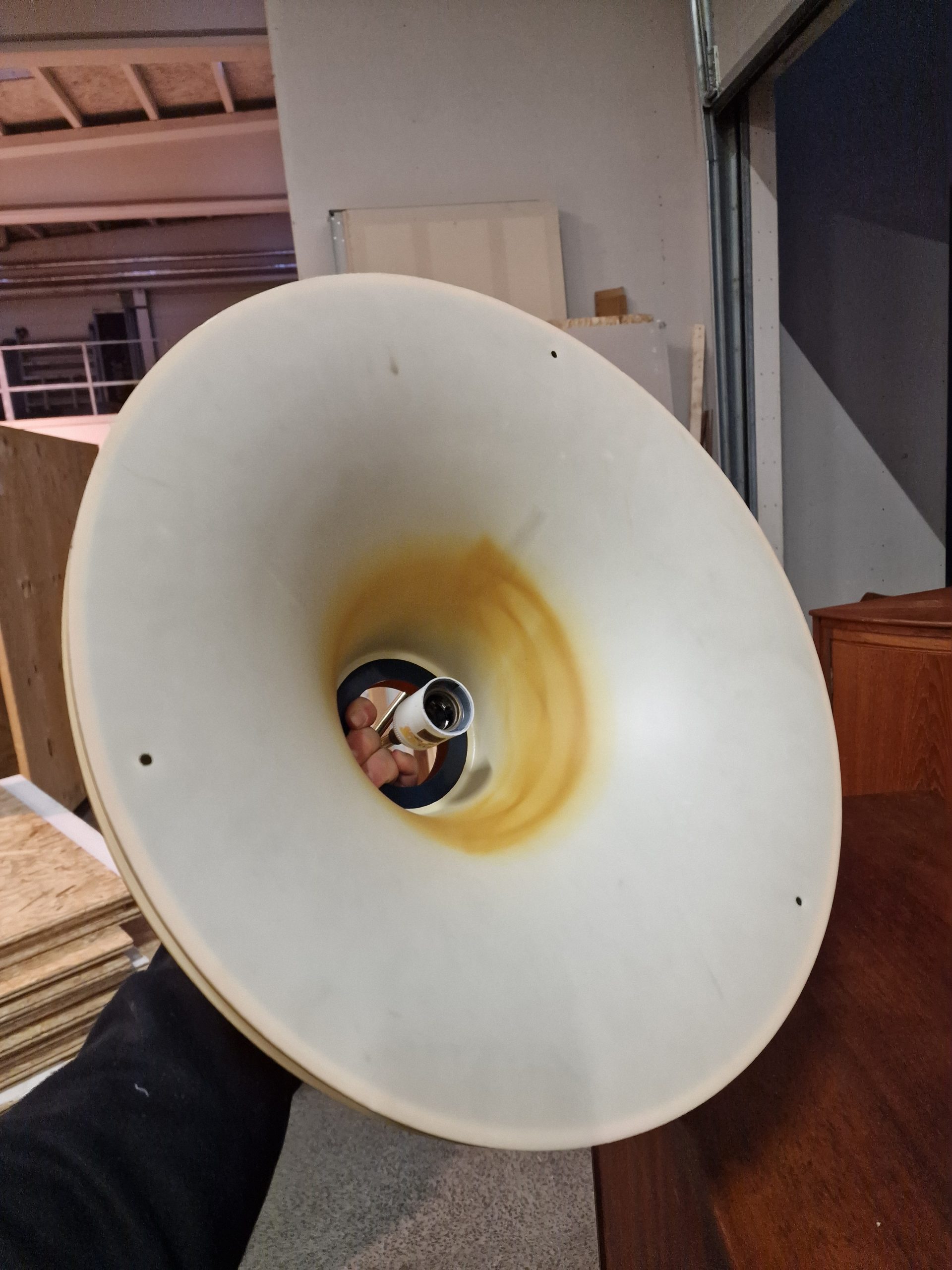 JO HAMMERBORG. "Single" loftspendel, skærm af brun akryl, ophæng af messing, Fog & Mørup, Danmark, 1977 - Image 4