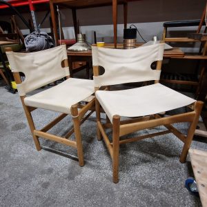 To stk Børge Mogensen model 3251 jagt-/safaristole i egetræ med kanvas, defekte ben