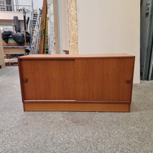 Lille skænk med fire skuffer, skydelåge og kantede greb, teak, Domino #1