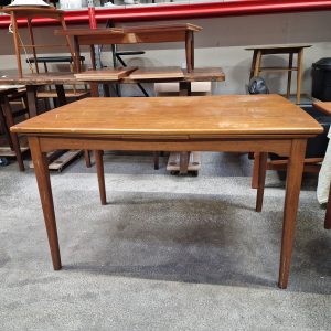 Spisebord i teak, på stel af egetræ, med hollandsk udtræk
