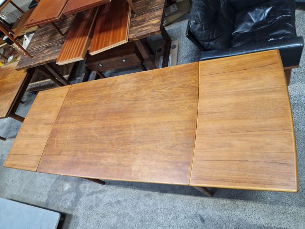 Spisebord i teak, på stel af egetræ, med hollandsk udtræk